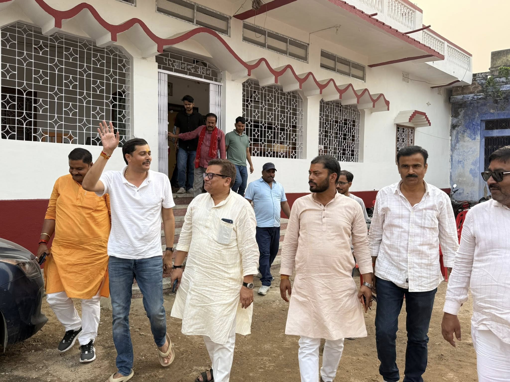 नीरज सिंह जी के यहाँ आयोजित शुभ तिलकोत्सव प्रस्थान समारोह में सम्मिलित