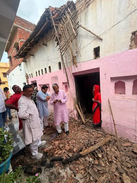 आज सुबह औरंगाबाद विधानसभा क्षेत्र अंतर्गत ग्राम पंचायत केताकी में स्वर्गीय संजय सिंह जी के घर में आग लगने की दुखद घटना की सूचना पर घटनास्थल पहुँचकर स्थिति का जायजा लिया।  तथा अपनी ओर से  सहायता प्रदान करते हुए हरसंभव सहयोग का आश्वासन दिया।