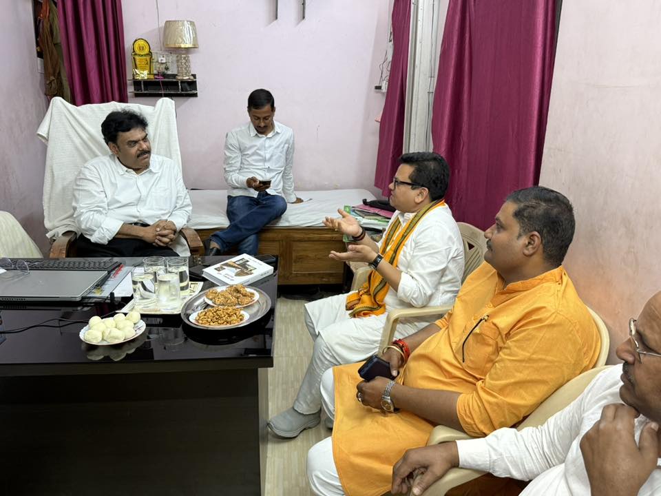 वरिष्ठ पत्रकार सह अधिवक्ता परमेन्द्र कुमार मिश्रा जी से उनके निजी आवास पर आत्मीय भेंट