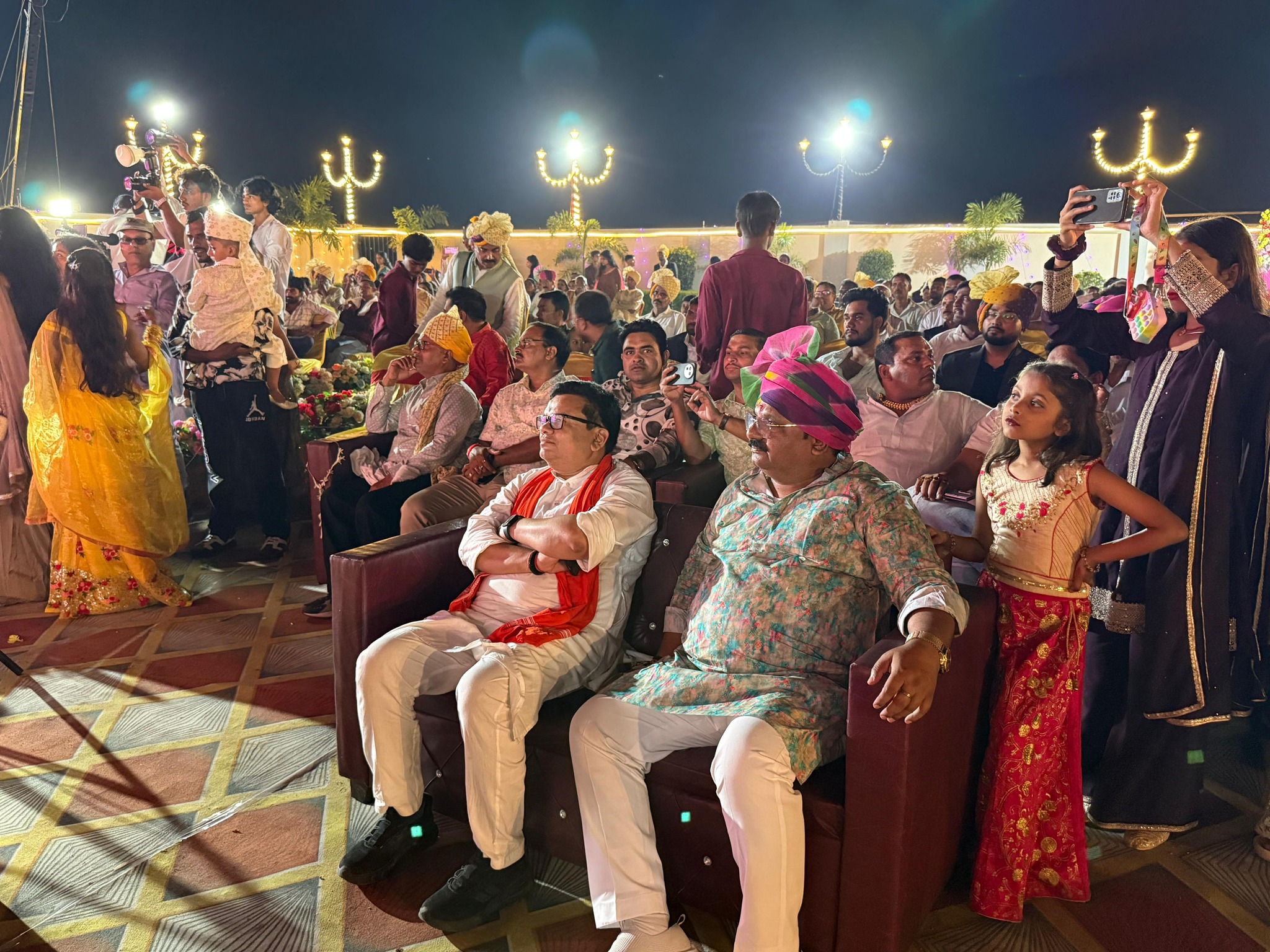भरथौली, औरंगाबाद निवासी श्रीमोद बिहारी सिंह जी के यहाँ वैवाहिक समारोह की शुभकामनाएं प्रेषित कीं।