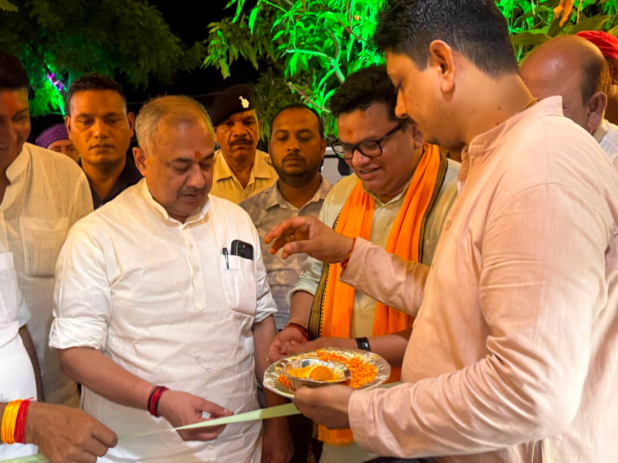 औरंगाबाद में मनजीत सिंह जी के हवेली रिज़ॉर्ट में नए रेस्टोरेंट के उद्घाटन समारोह में शामिल होकर उन्हें हार्दिक शुभकामनाएँ दीं। भगवान भास्कर से प्रार्थना है कि उनका यह नया प्रयास निरंतर प्रगति करे और उन्हें उत्तरोत्तर सफलता, समृद्धि एवं यश प्राप्त हो। 🌸🙏