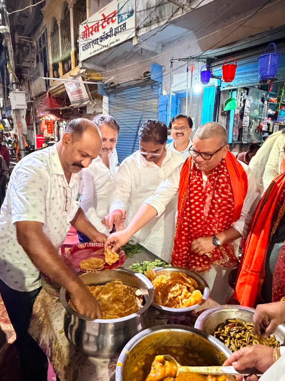 धर्मशाला चौक, औरंगाबाद द्वारा प्रत्येक दिन रात्रि निःशुल्क भंडारे का आयोजन किया जाता है। यह पुनीत सेवा कार्य श्रद्धालुओं एवं जरूरतमंदों के लिए समर्पित है। आज इस भंडारे में प्रसाद ग्रहण करने का शुभ अवसर प्राप्त हुआ।