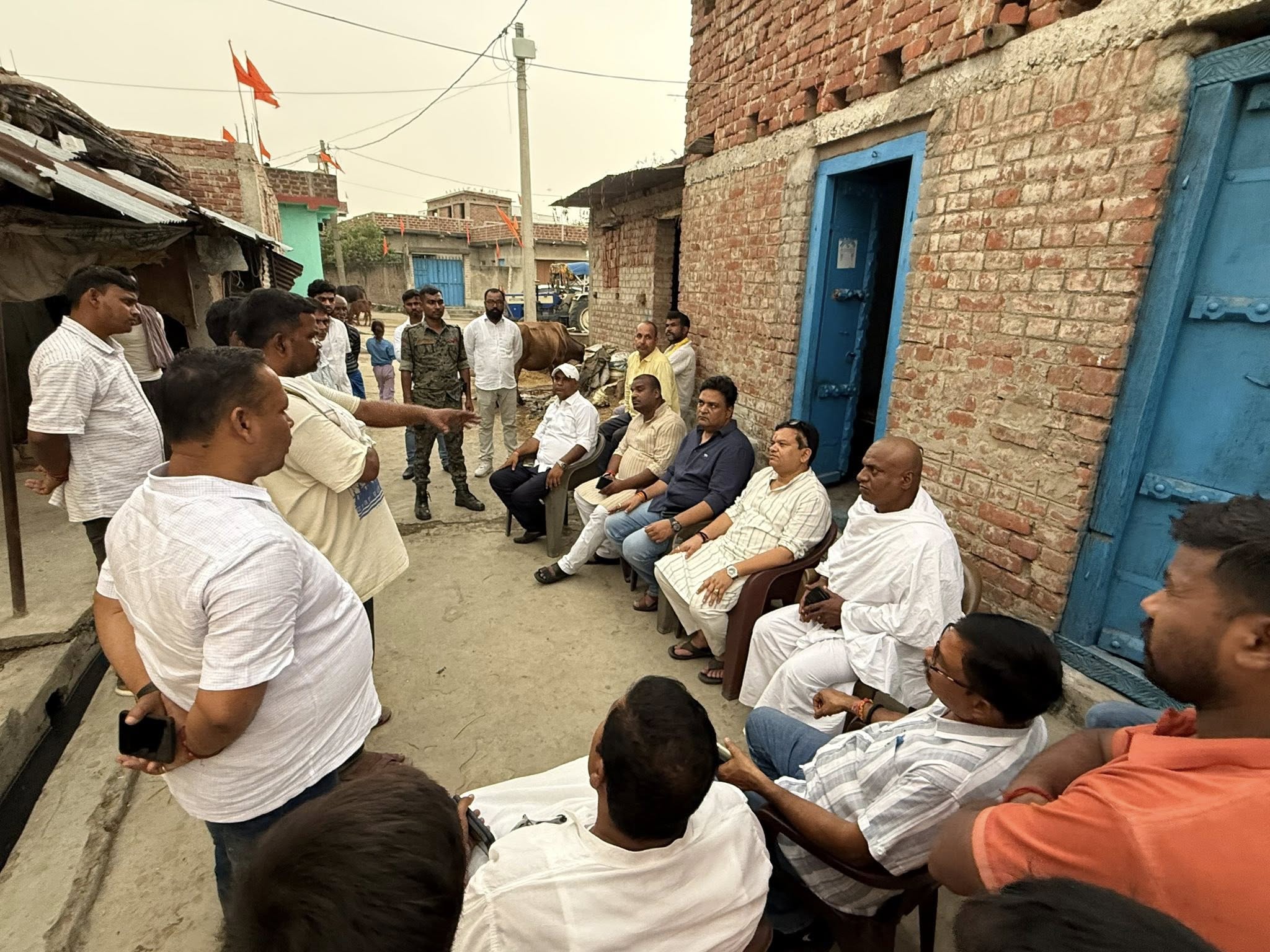 ग्राम- बघोईखुर्द, औरंगाबाद के श्री विनोद सिंह जी के पूज्य पिता स्व० महादेव सिंह जी के स्वर्गवास के उपरांत उनके निज आवास पर पहुंचकर शोक संवेदना व्यक्त की