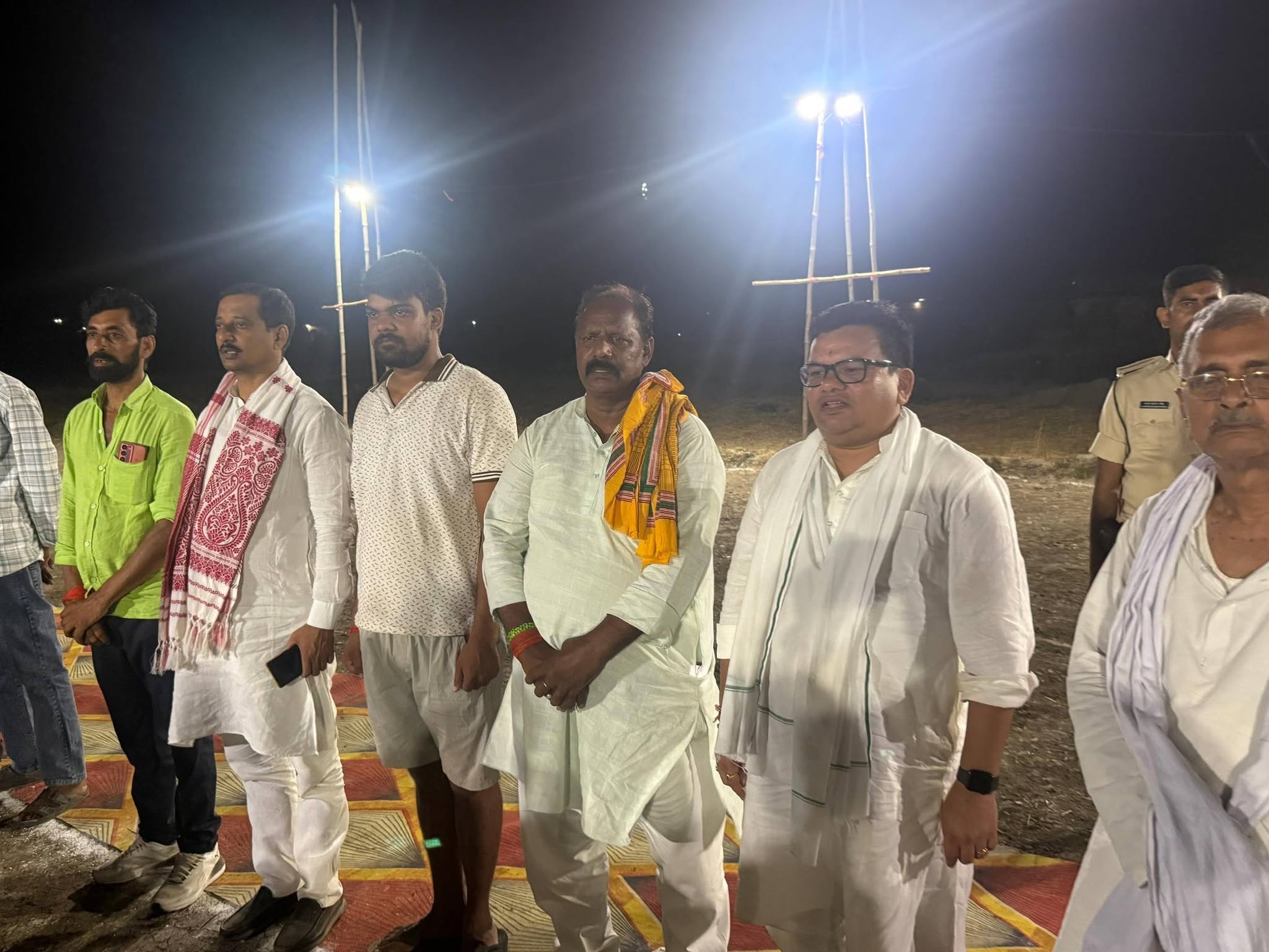 औरंगाबाद विधानसभा के देव प्रखंड अंतर्गत ग्राम बेड़नी में आयोजित MPL सीजन-2 के क्रिकेट मैदान पर पहुंचकर खिलाड़ियों का हौसला बढ़ाया