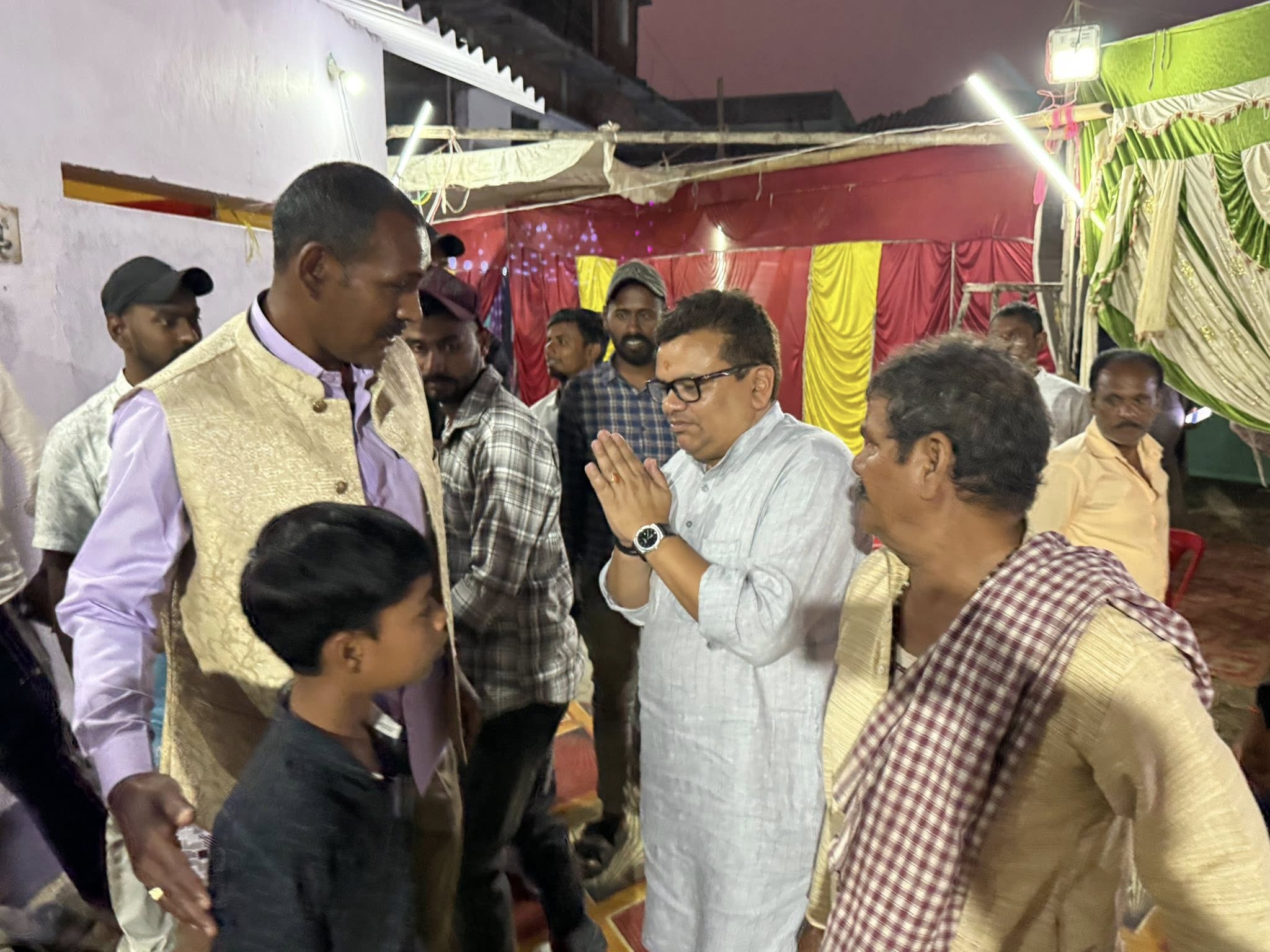 वार्ड सदस्य अनुज कुमार सिंह जी के यहाँ आयोजित शुभ तिलकोत्सव कार्यक्रम में सम्मिलित