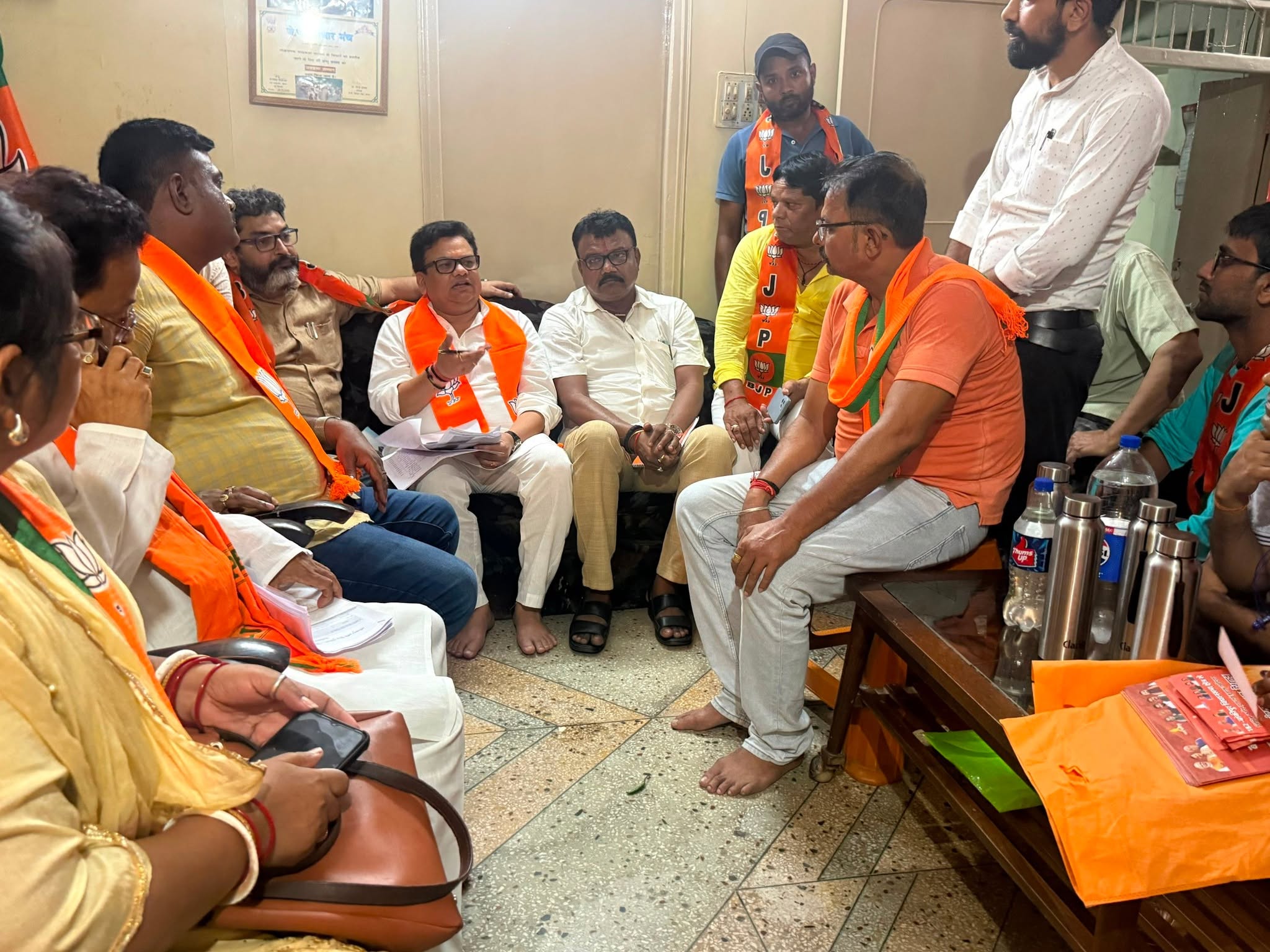 आज बाँकीपुर विधानसभा उपचुनाव के क्रम में मण्डल विश्वविद्यालय स्थित शक्ति केंद्र नटराज गली के सम्मानित साथियों के साथ संगठनात्मक बैठक किया।  सभी साथियों के उत्साह, समर्पण एवं संगठन के प्रति प्रतिबद्धता से विजय का संकल्प और अधिक मजबूत हुआ।