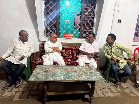अपने औरंगाबाद विधानसभा क्षेत्र के बघौरा निवासी श्री दिनेश सिंह जी की पूज्य माता जी के निधन के उपरांत उनके आवास पर पहुंचकर शोकाकुल परिजनों से मुलाकात की तथा अपनी गहरी शोक-संवेदना व्यक्त की।