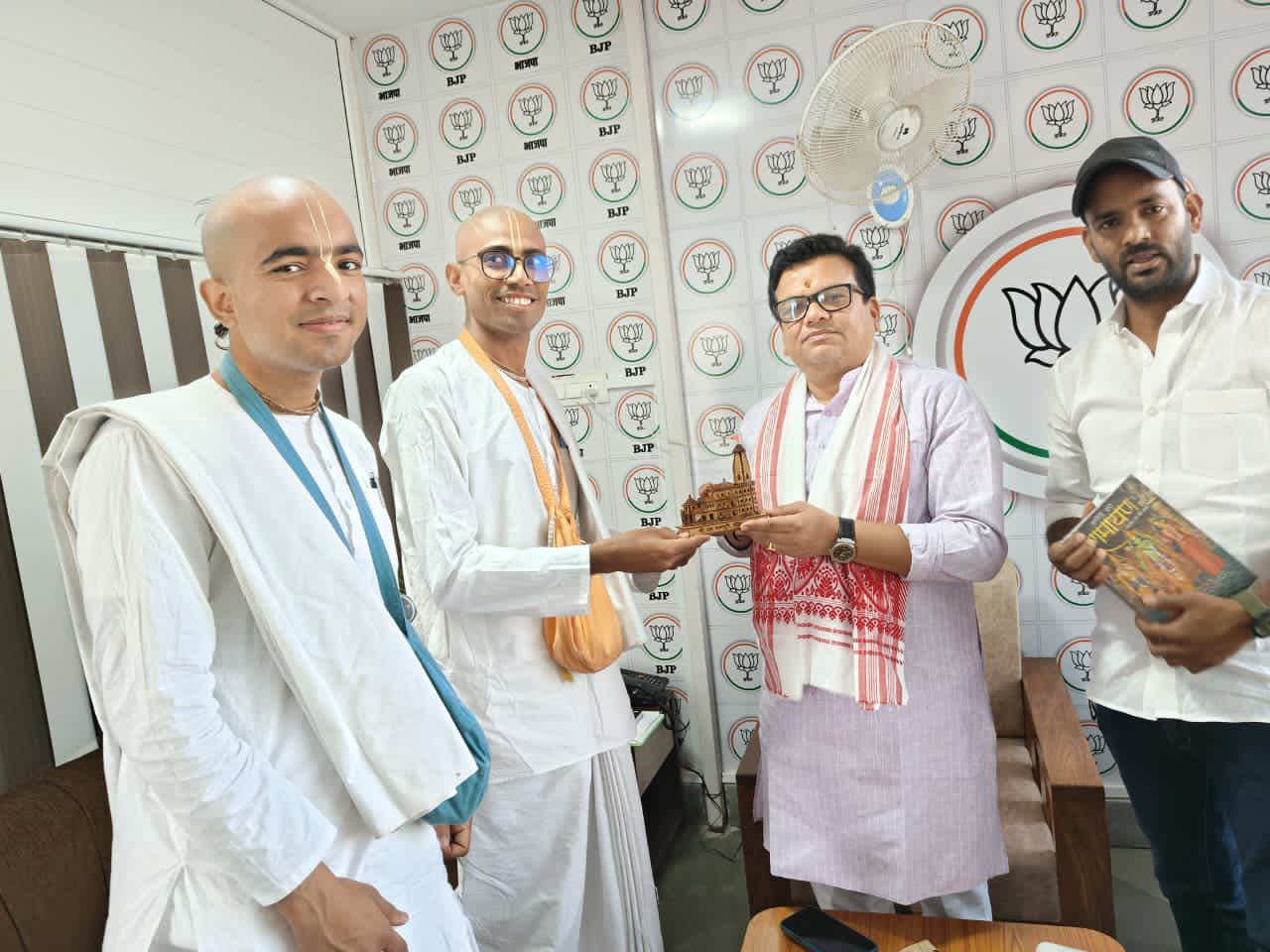 औरंगाबाद विधानसभा स्थित अपने कार्यालय में क्षेत्र के विभिन्न गाँवों से आए सम्मानित अभिभावकों, युवा साथियों एवं आदरणीय जनता जनार्दन से आत्मीय मुलाकात एवं संवाद