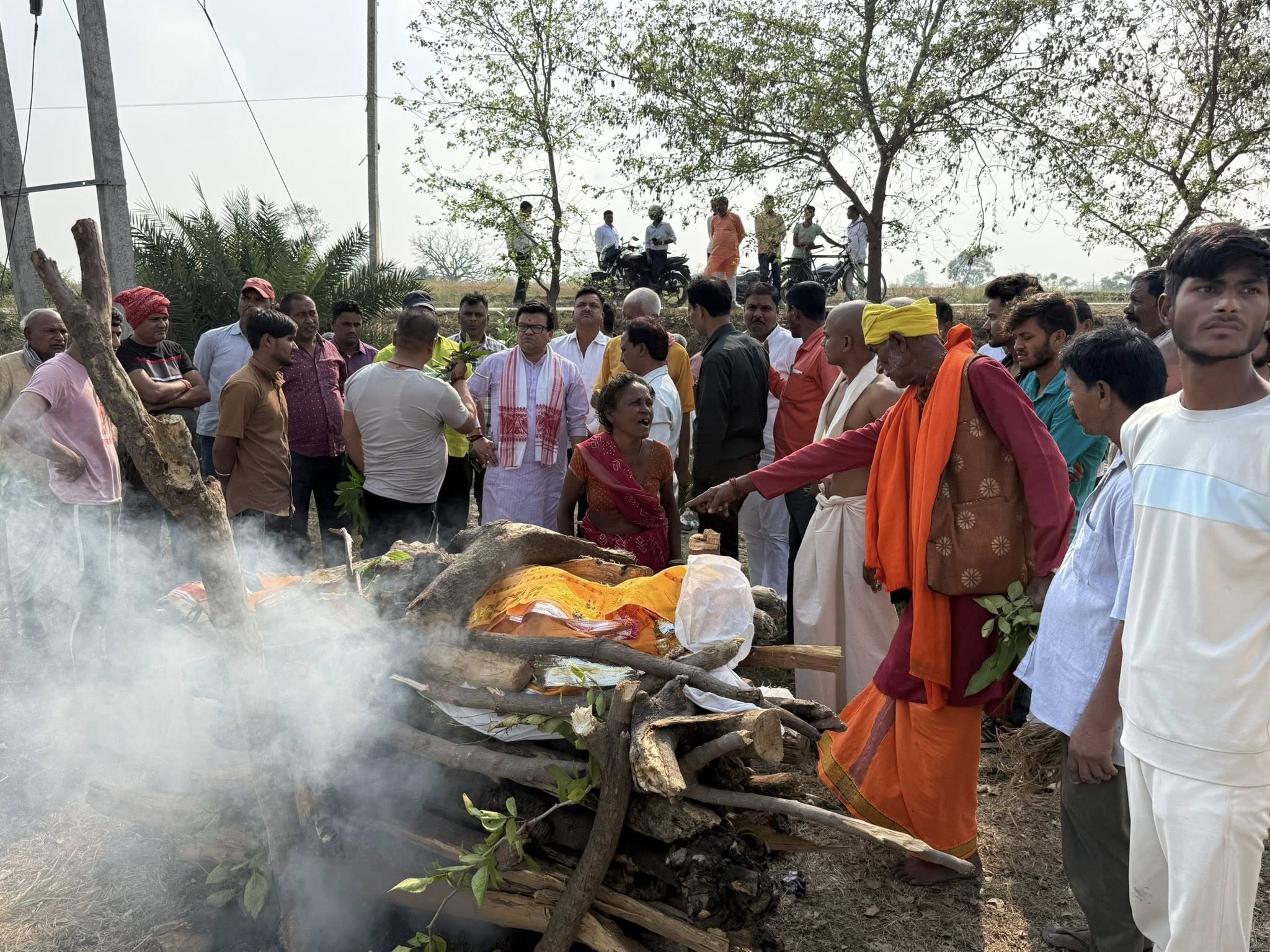 पशु चिकित्सक डॉ. राम रतन जी के भतीजे एवं संजय सिंह जी के सुपुत्र के आकस्मिक दुर्घटना में असामयिक निधन पर उनके अंत्येष्टि कार्यक्रम में शामिल