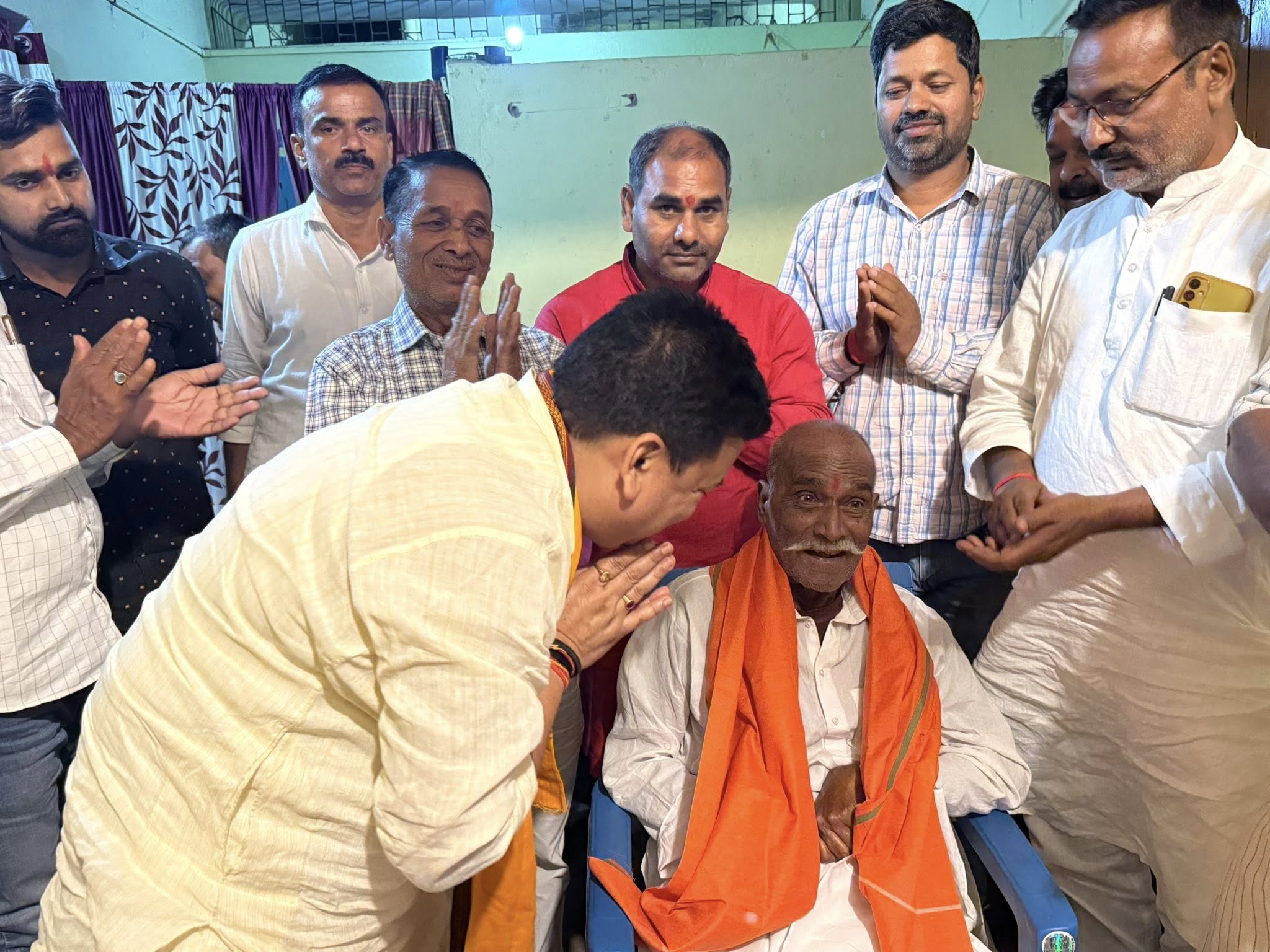 नवीनगर के वरिष्ठ बीजेपी नेता, पूर्व प्रखंड/मंडल अध्यक्ष एवं हम सबके अभिभावक तुल्य आदरणीय रामचन्द्र सिंह जी को उनके आवास पर जाकर सम्मानित