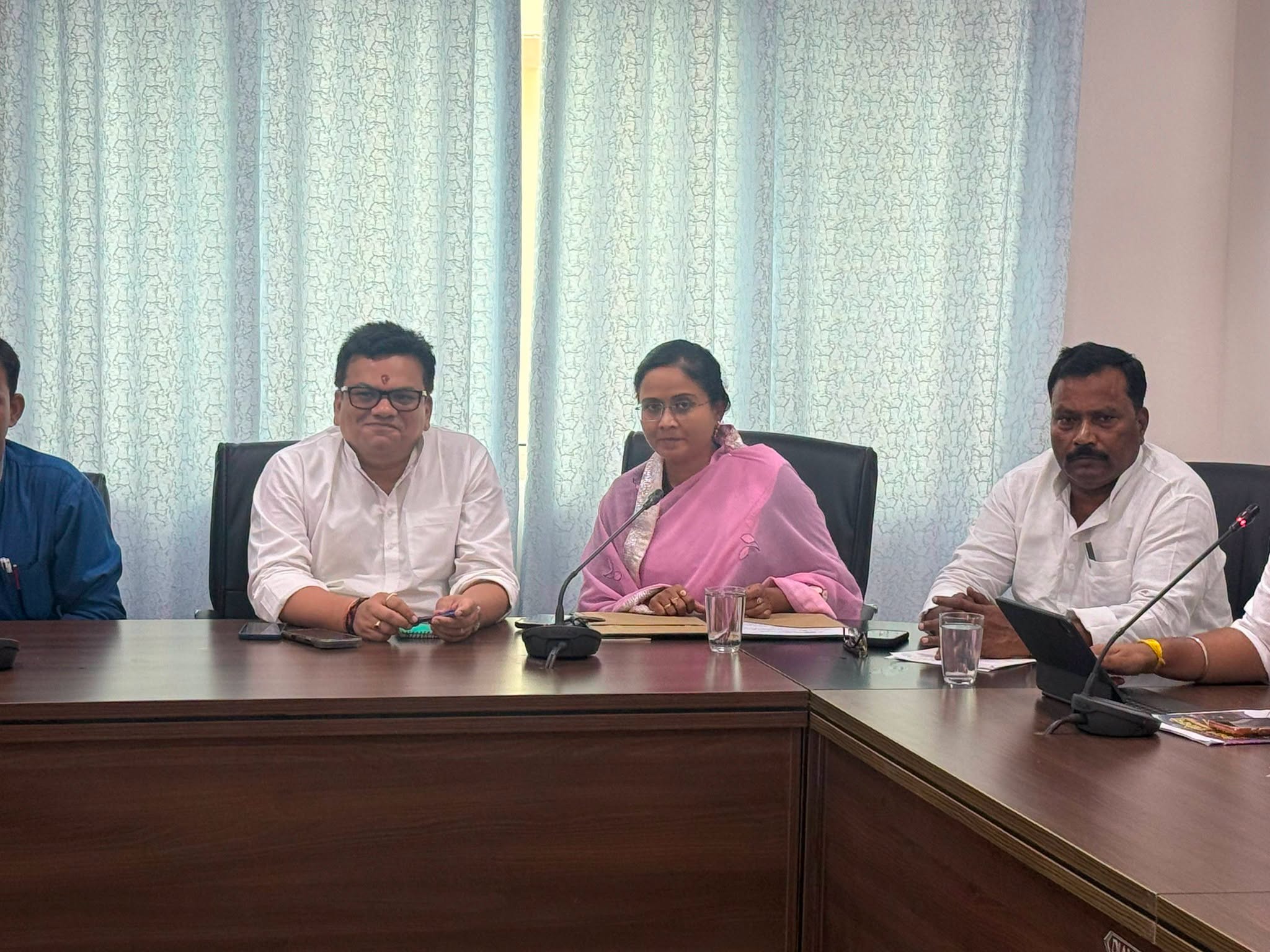 आज विधानसभा में निवेदन समिति के अध्यक्ष माननीय सिद्धार्थ सौरभ जी की अध्यक्षता में स्वास्थ्य विभाग की समीक्षा बैठक में शामिल हुआ। बैठक में माननीय विधायकगण एवं विभाग के वरिष्ठ पदाधिकारी उपस्थित रहे।