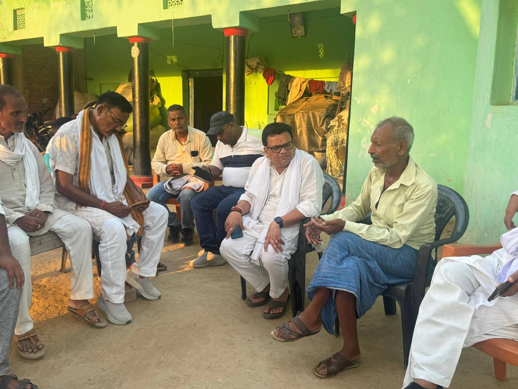 ग्राम- पडरिया, औरंगाबाद निवासी श्री सकल सिंह जी की धर्मपत्नी के असामयिक निधन के उपरांत उनसे एवं उनके परिजनों से मिलना हुआ।