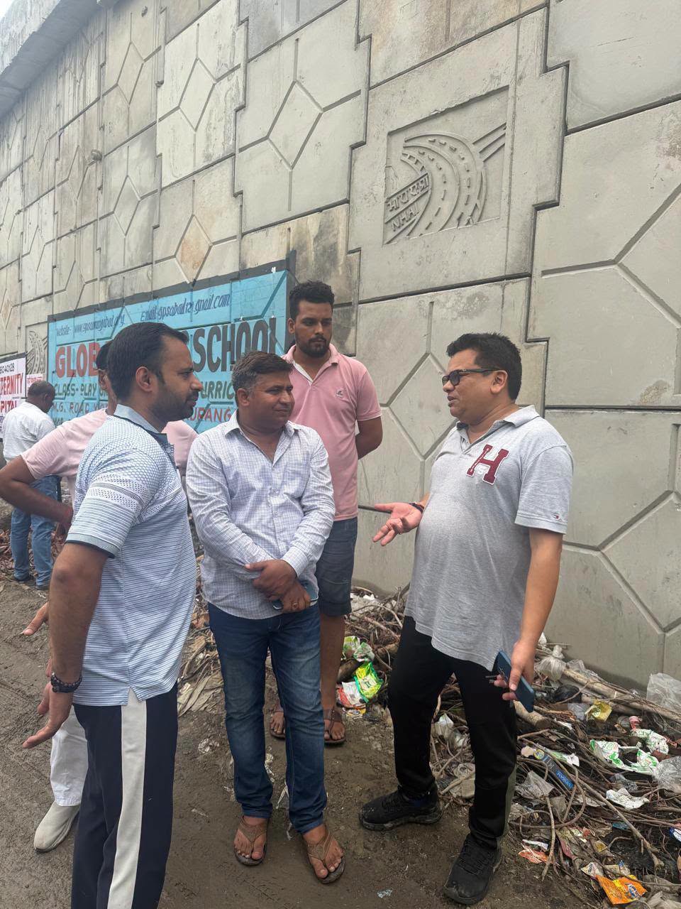 आज औरंगाबाद नगर के विभिन्न क्षेत्रों का भ्रमण कर वर्षा के कारण उत्पन्न जलजमाव की समस्या का जायजा लिया। संबंधित अधिकारियों को तत्काल प्रभाव से जलनिकासी की समुचित व्यवस्था सुनिश्चित करने के निर्देश दिए। जनता की सुविधा हमारी सर्वोच्च प्राथमिकता है।