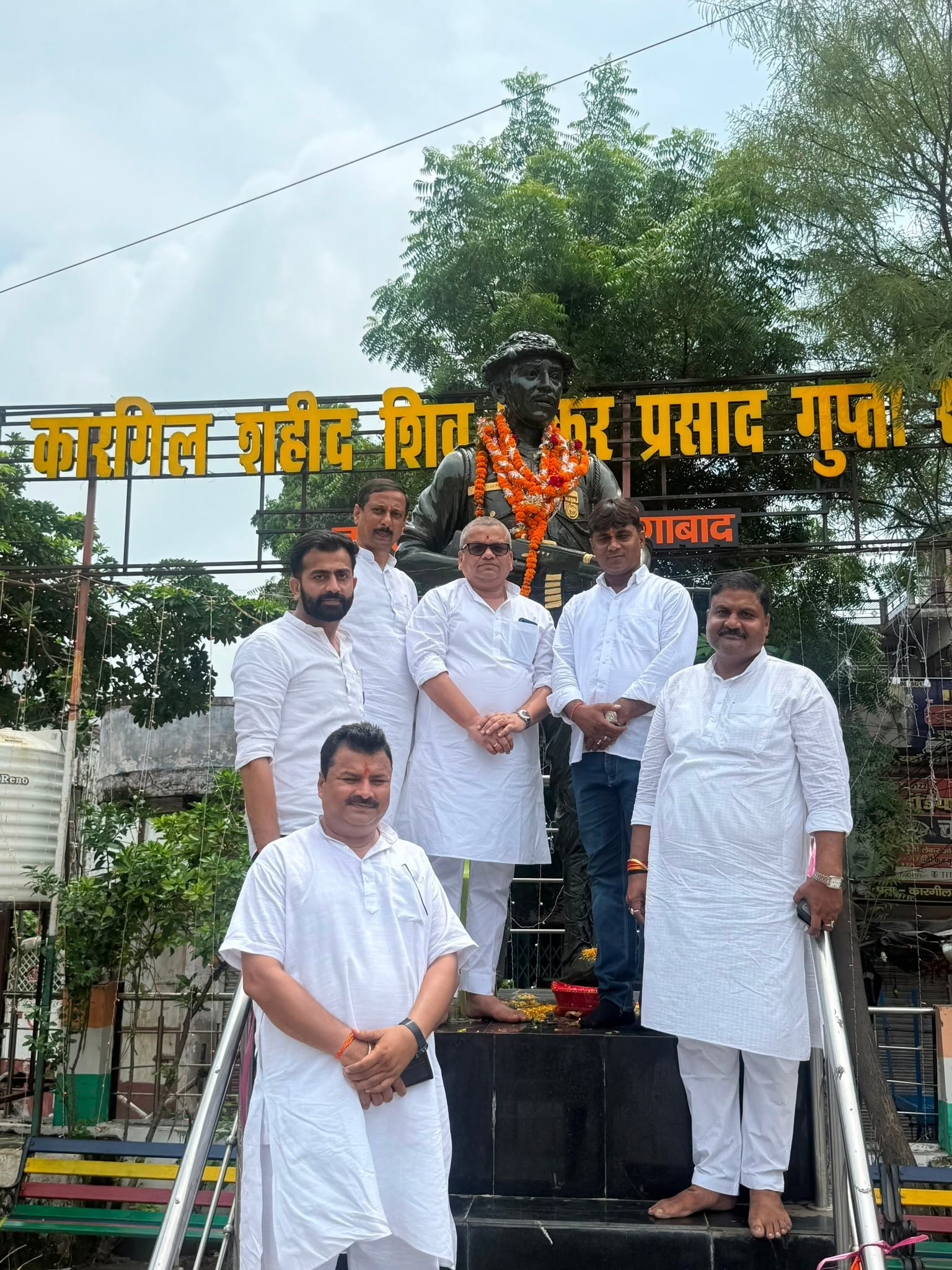 औरंगाबाद शहर में स्थित कारगिल शहीद वीर जवान शिव शंकर प्रसाद गुप्ता जी की प्रतिमा पर माल्यार्पण कर उन्हें भावपूर्ण श्रद्धांजलि अर्पित की।