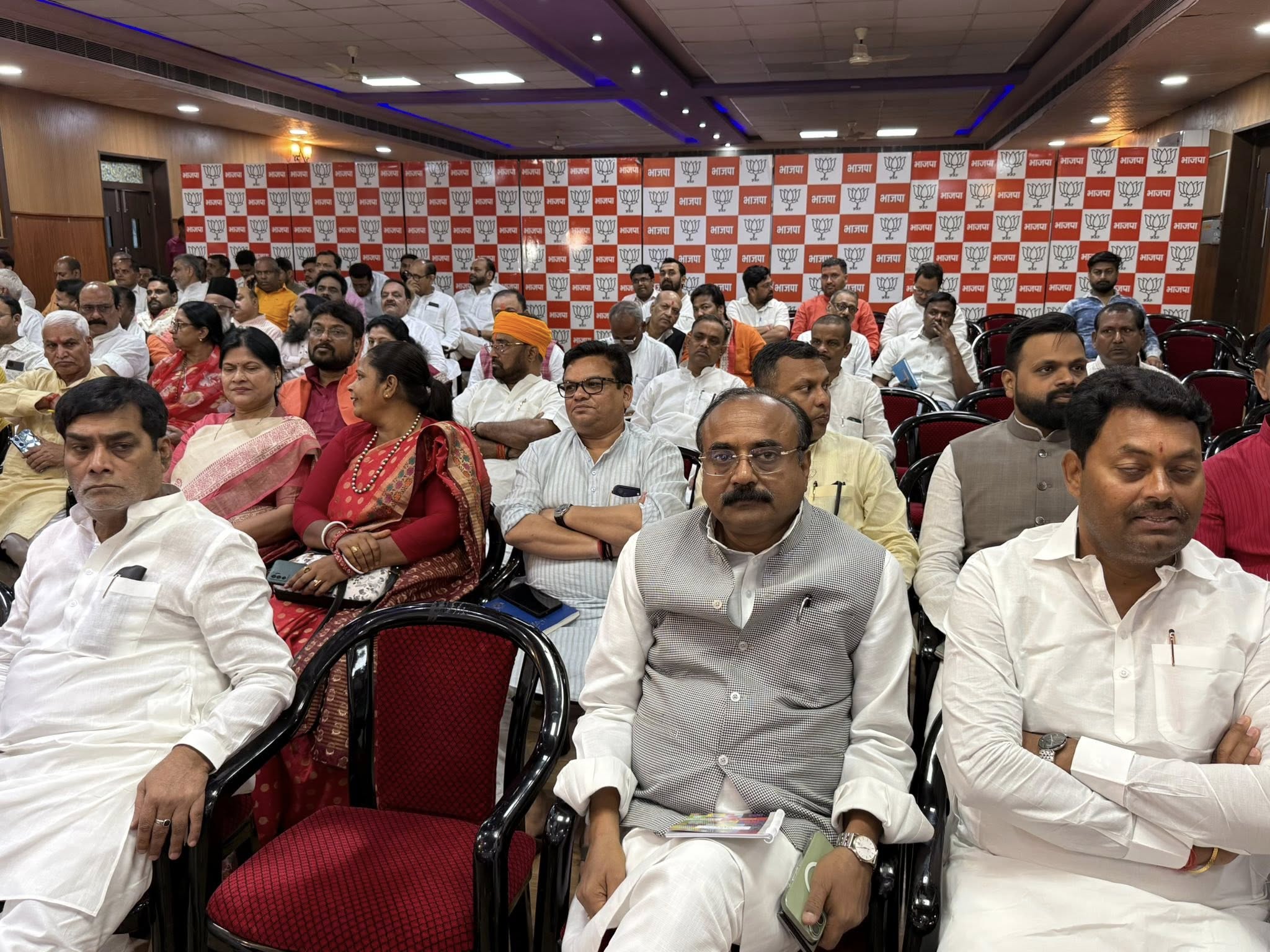 प्रदेश कार्यालय में आगामी 7 मई को होने वाले नए मंत्रिमंडल के शपथ ग्रहण समारोह एवं देश के लोकप्रिय प्रधानमंत्री Narendra Modi जी के आगमन की तैयारियों को लेकर आयोजित महत्वपूर्ण बैठक