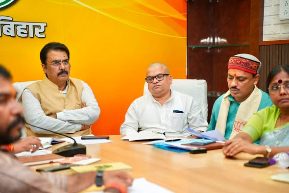 आज प्रदेश कार्यालय, पटना में आगामी तिरंगा यात्रा, संत शिरोमणि गुरु रविदास जी की जयंती तथा ‘मन की बात’ कार्यक्रम की तैयारियों को लेकर आयोजित वर्चुअल बैठक विधान परिषद सदस्यगण के साथ