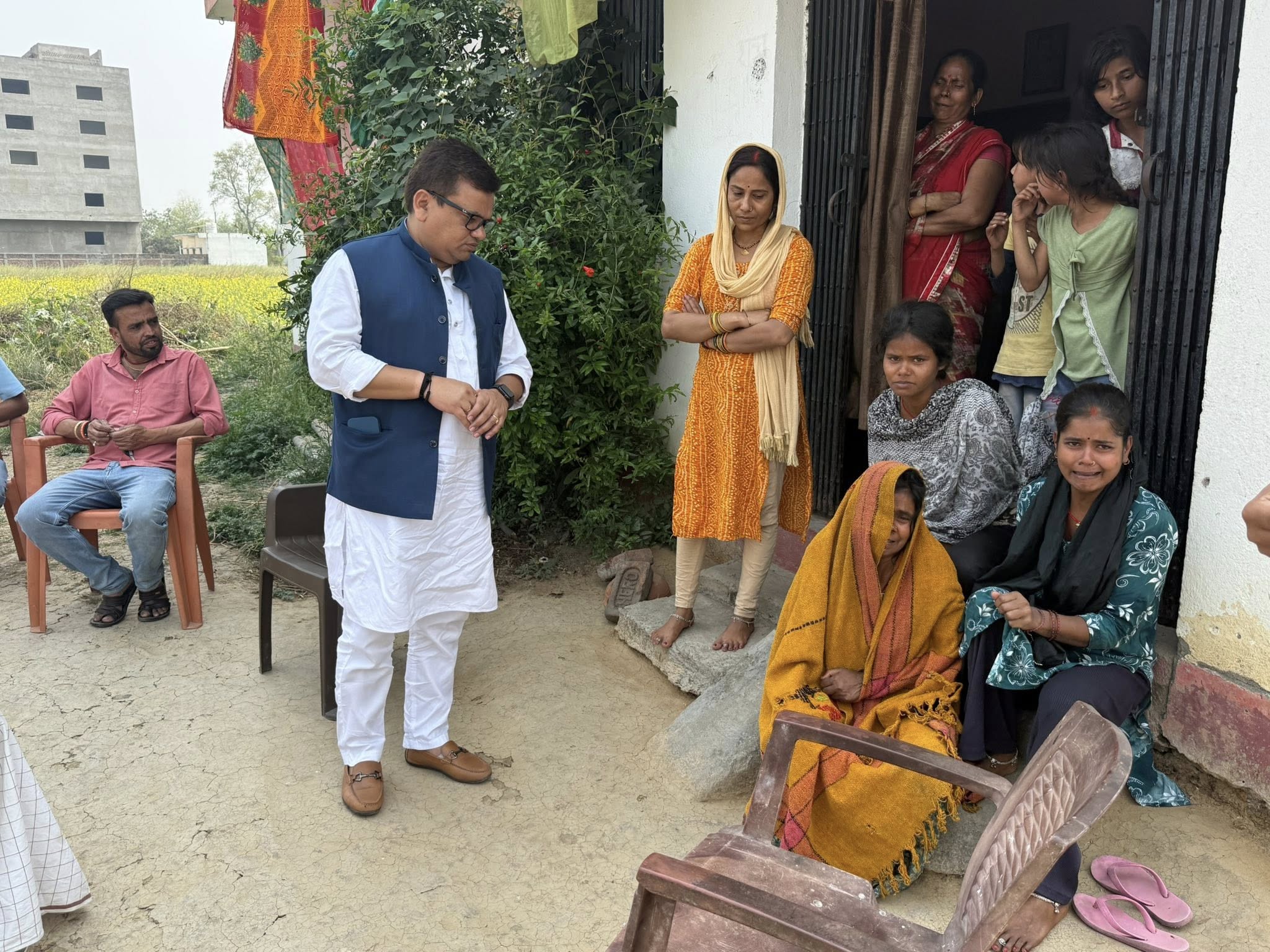 स्व० अरुण सिंह के पुत्र त्रिलोकी कुमार के असामयिक निधन के उपरान्त उनके घर पहुंचकर शोक संवेदना प्रकट किया