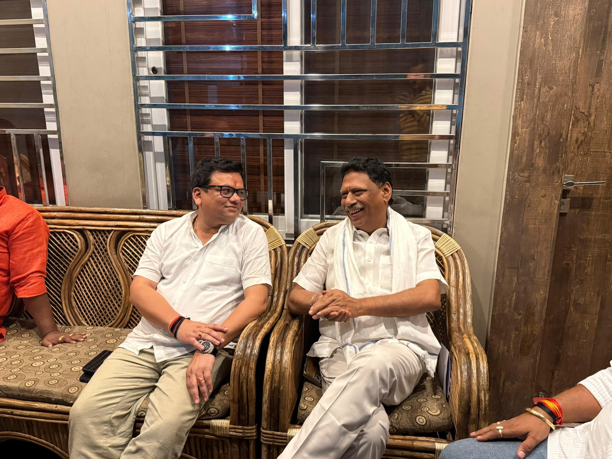 बिहार विधान परिषद के माननीय सदस्य, लोकप्रिय नेता एवं आदरणीय बड़े भाई श्री दिलीप कुमार सिंह जी से औरंगाबाद स्थित उनके निज आवास पर शिष्टाचार भेंट