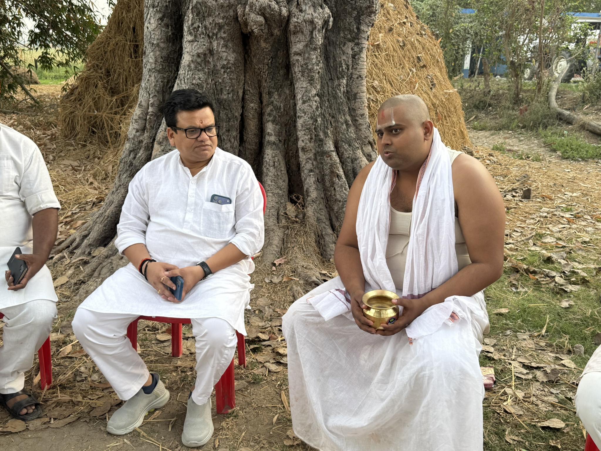 प्रमोद कुमार सिंह जी के पूज्य भाई के ब्रह्मभोज कार्यक्रम के पूर्व सम्मिलित