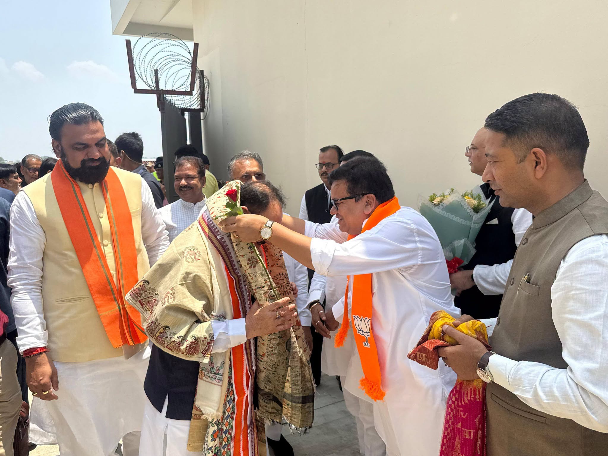 बिहार की पावन धरा पर माननीय केंद्रीय स्वास्थ्य एवं परिवार कल्याण मंत्री तथा भाजपा के पूर्व राष्ट्रीय अध्यक्ष श्री जे.पी. नड्डा जी का पटना हवाई अड्डे पर अंगवस्त्र भेंट कर आत्मीय स्वागत एवं अभिनंदन किया। 🙏💐