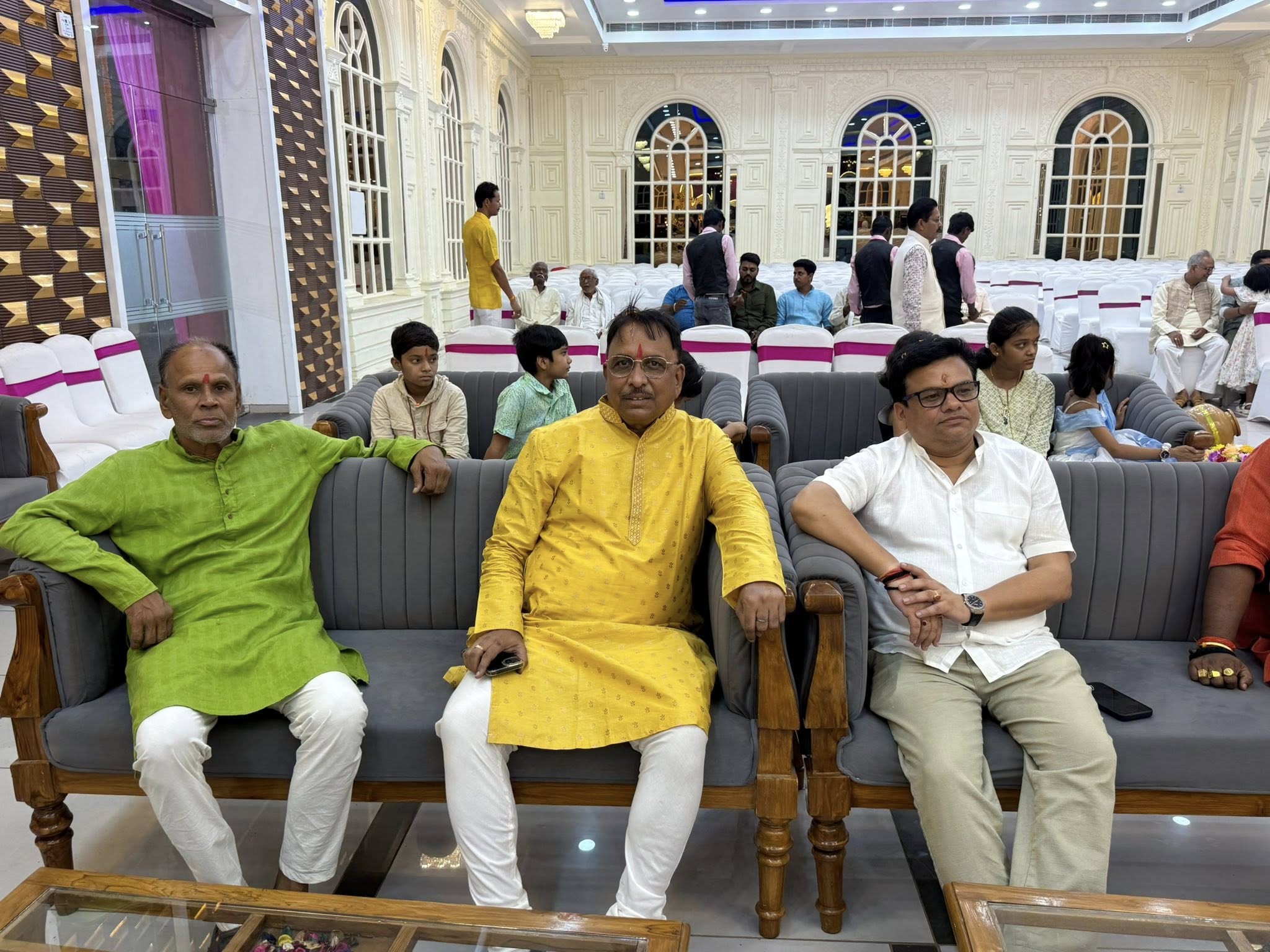 न्यू एरिया, औरंगाबाद के निवासी डॉ० धनंजय कुमार जी के यहाँ वर-वधु स्वागत समारोह में सम्मिलित