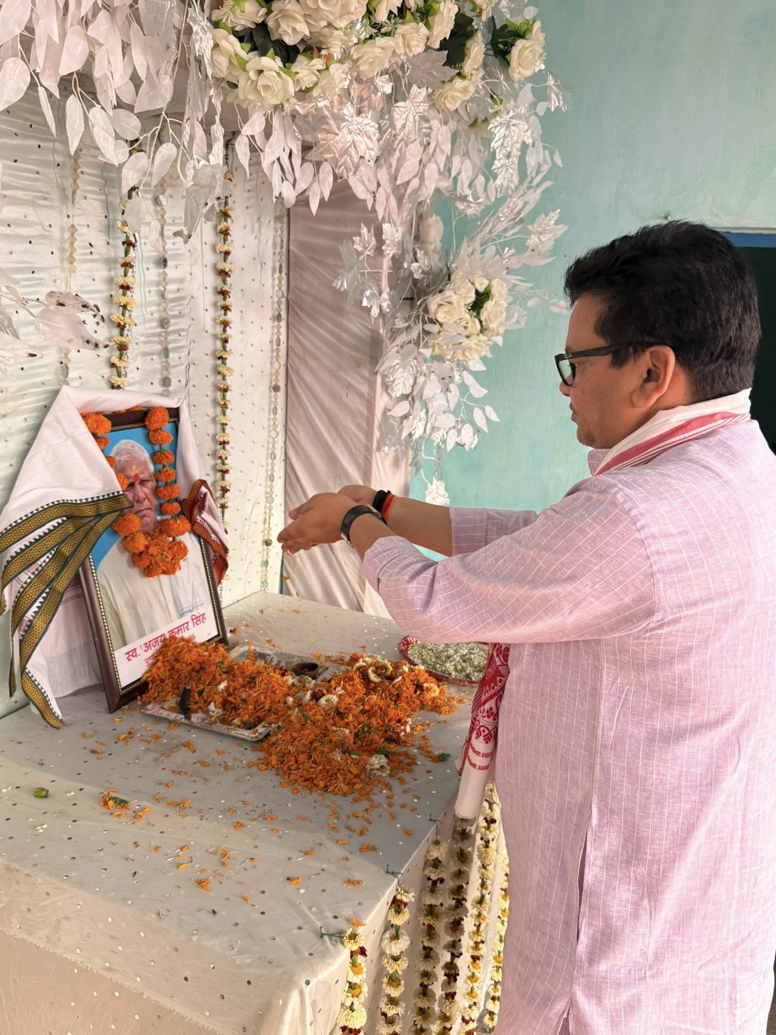 केताकी निवासी कुंदन सिंह जी के पिता स्व० अजय कुमार सिंह जी के ब्रह्मभोज कार्यक्रम में शामिल