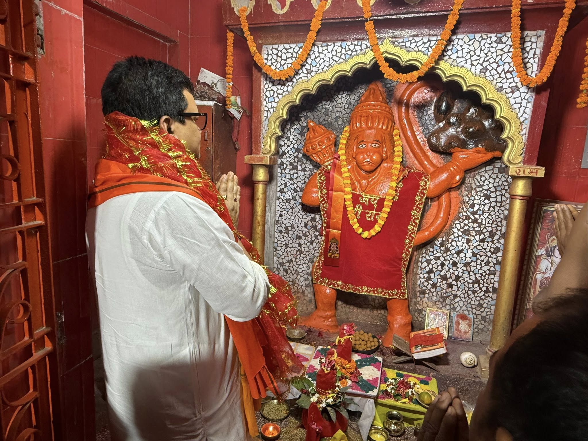 शाहपुर मोहल्ले में आयोजित भव्य श्रीहनुमन्त महाआरती में अपने अभिभावकों एवं युवा साथियों के साथ शामिल