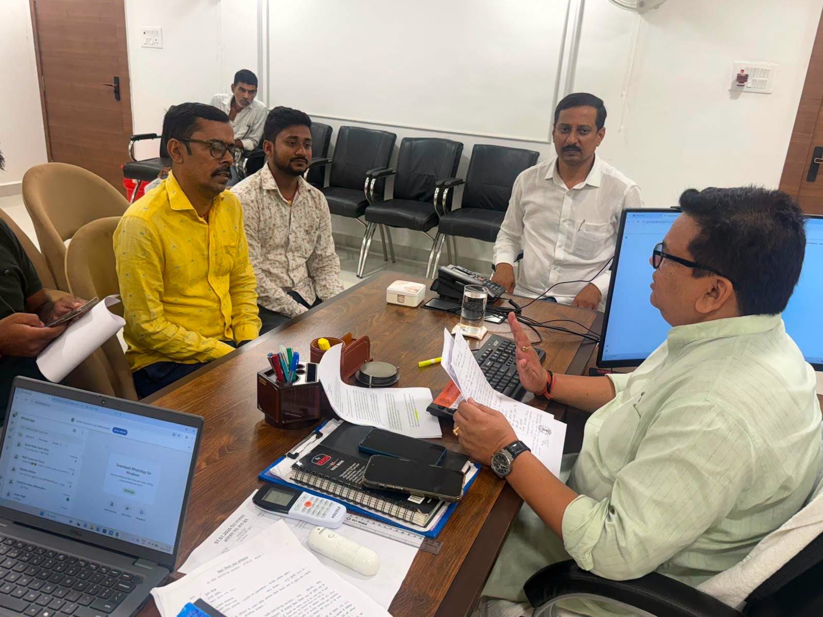 आज अपने आवासीय कार्यालय पर क्षेत्र की देवतुल्य जनता, शुभचिंतकों, सहयोगियों एवं मित्रों से आत्मीय भेंट कर उनका स्नेह, आशीर्वाद एवं बहुमूल्य सुझाव प्राप्त किए।