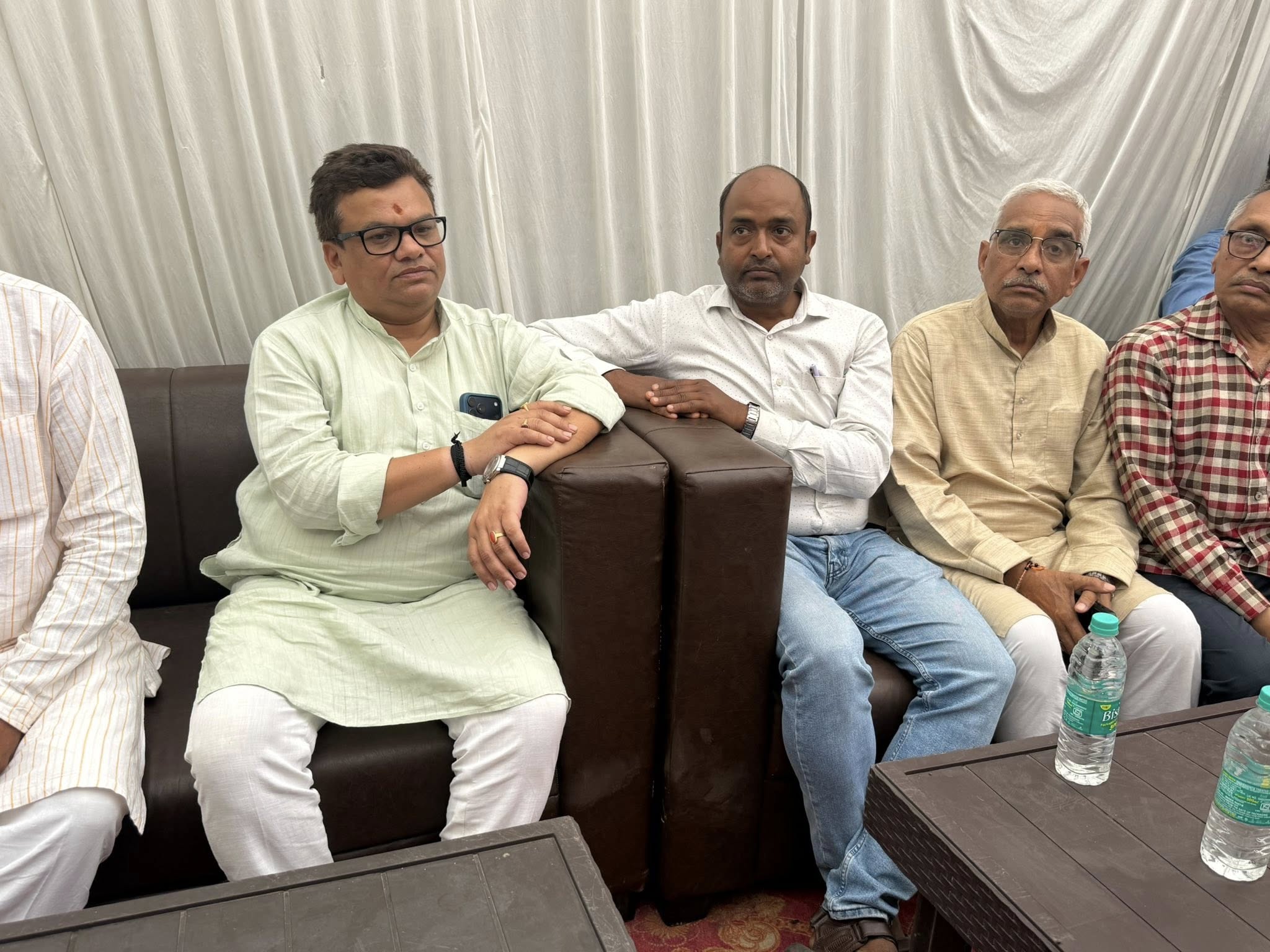 मुकेश कुमार जी के यहाँ आयोजित ब्रह्मभोज कार्यक्रम में शामिल