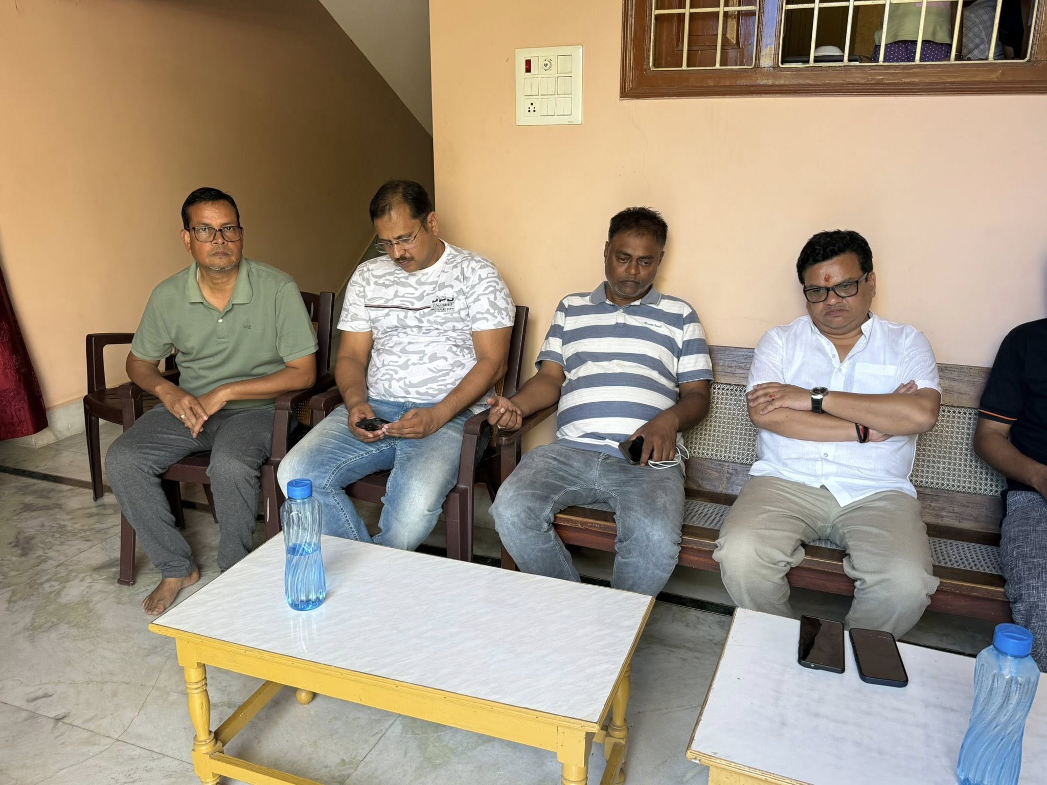 होमगार्ड कैम्पस, औरंगाबाद में श्री अनुज गुप्ता जी के बड़े भाई स्व० अनिल गुप्ता जी के निधन के उपरांत उनके निज आवास पर पहुंचकर शोक संवेदना व्यक्त की