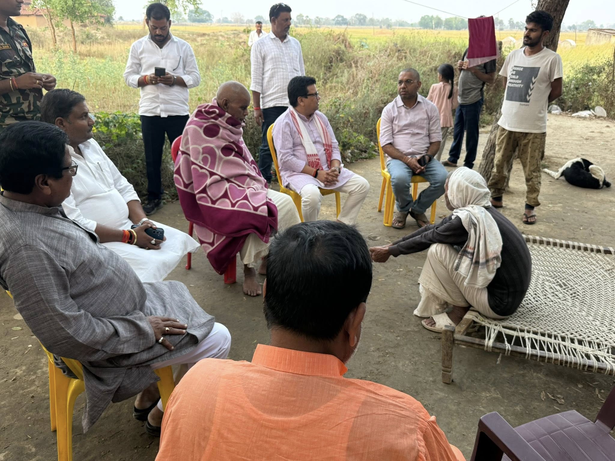 केताकी निवासी शत्रुघ्न सिंह जी की धर्मपत्नी के निधन के उपरांत उनके आवास पर पहुंचकर शोकाकुल परिजनों से मिला