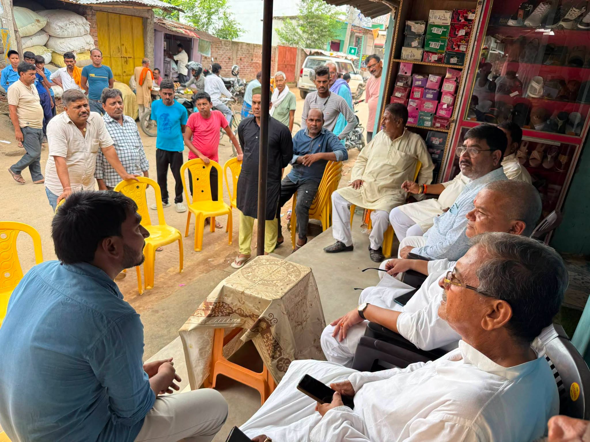 अपने औरंगाबाद क्षेत्र के ग्राम पंचायत केताकी में  मोहम्मद गुलफान जी की पूज्य दादी के निधन के उपरांत आज उनके आवास पर पहुँचकर शोकाकुल परिवारजनों से मुलाकात की एवं अपनी गहरी शोक-संवेदनाएँ व्यक्त कीं। भावपूर्ण श्रद्धांजलि।