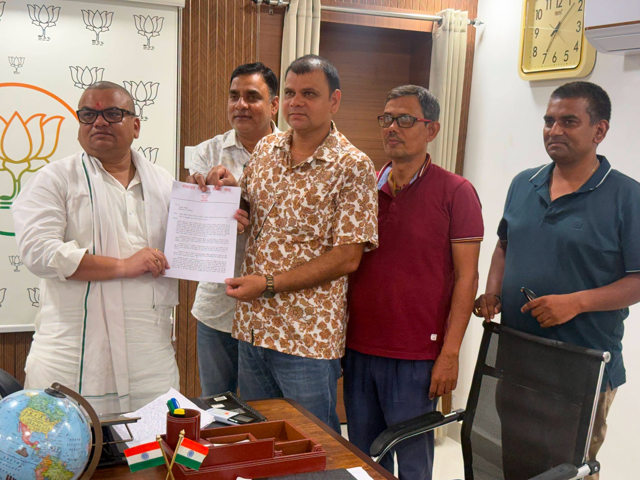 आज अपने आवास ‘नारायण निवास’ पर विधानसभा 223, औरंगाबाद क्षेत्र से पधारे देवतुल्य जनता-जनार्दन से आत्मीय मुलाकात कर उनकी समस्याओं को सुना तथा उनके शीघ्र समाधान हेतु संबंधित पदाधिकारियों से आवश्यक कार्रवाई का आग्रह किया।