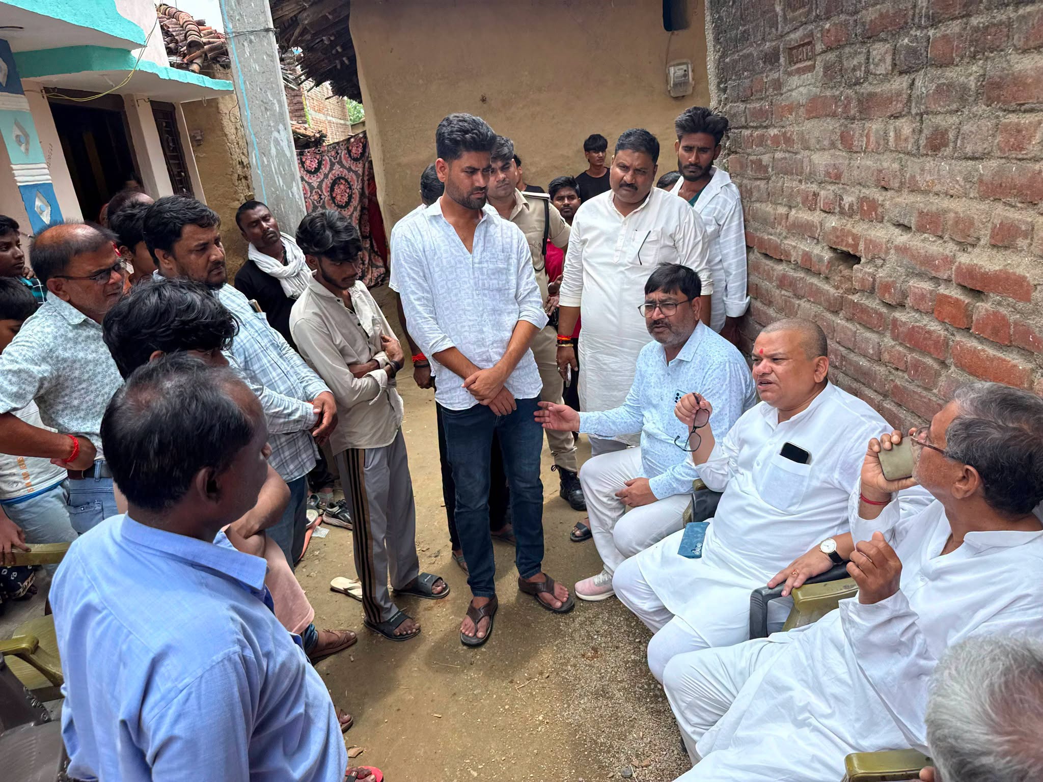 अपने औरंगाबाद विधानसभा क्षेत्र के ग्राम दोसम्हाँ निवासी स्वर्गीय प्रमोद रजक जी के पार्थिव शरीर का अंतिम दर्शन कर उन्हें नमन किया तथा शोकाकुल परिजनों से मिलकर अपनी गहरी शोक-संवेदना व्यक्त की।